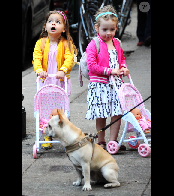 Les adorables filles de Sarah Jessica Parker, Marion et Tabitha, en teddy à New York, le 12 novembre 2012