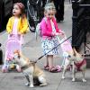 Les filles de Sarah Jessica Parker, Marion et Tabitha, à New York, le 12 novembre 2012 - Elles se sont arrêtées pour regarder un chien