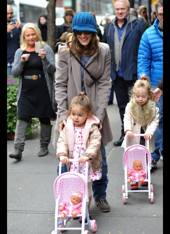 Les filles de Sarah Jessica Parker, Marion et Tabitha, adorent les poussettes à New York, le 2 novembre 2012
