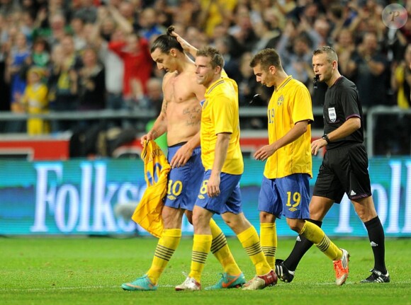 Zlatan Ibrahimovic félicité par ses coqéuipiers après avoir été l'auteur d'une partie mémorable face à l'Angleterre à la Friends Arena de Solna en inscrivant un quadruplé dont un retourné accrobatique des 30 mètres en fin de match le 14 novembre 2012