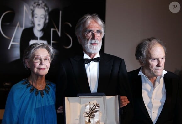 Emmanuelle Riva, Michael Haneke et Jean-Louis Trintignant avec la Palme d'or pour le film Amour lors du Festival de Cannes 2012