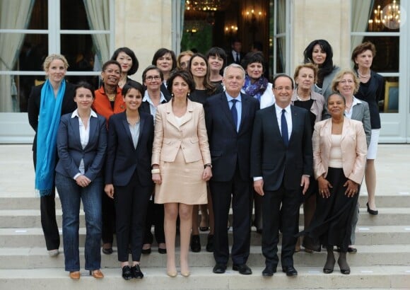 Yamina Benguigui et les femmes ministres avec Jean-Marc Ayrault à Paris le 17 mai 2012.