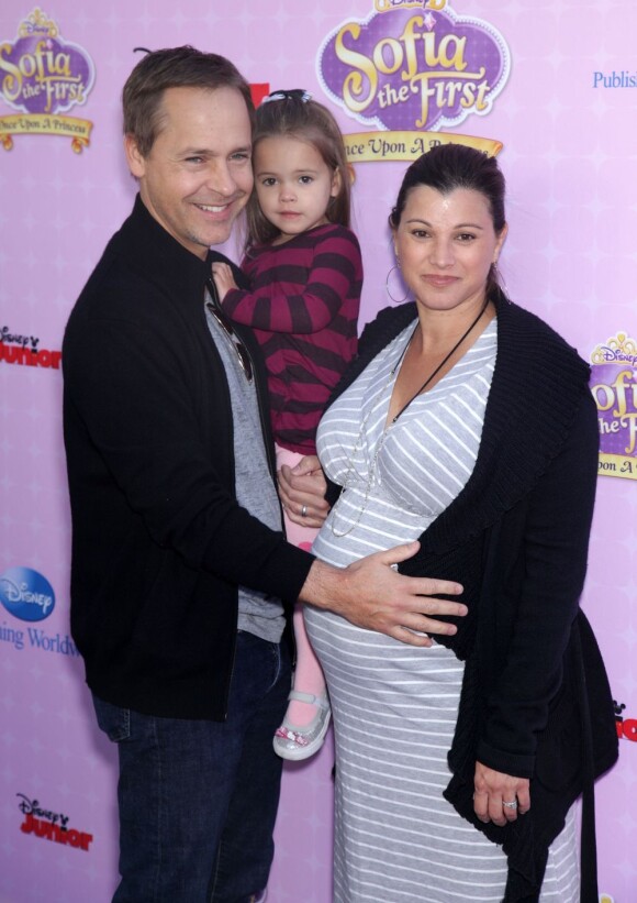Chad Lowe avec sa femme Kim, enceinte, et leur fille Mabel à la première de Sofia The First : Once Upon a Princess, à Los Angeles le 10 novembre 2012.