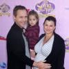 Chad Lowe avec son épuse Kim, enceinte, et leur fille Mabel à la première de Sofia The First : Once Upon a Princess, à Los Angeles le 10 novembre 2012.