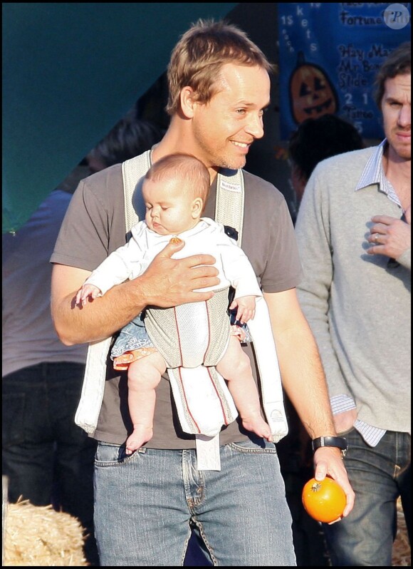 Chad Lowe et son bébé Mabel à Los Angeles le 24 octobre 2009.