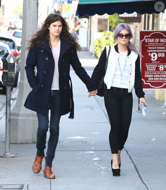 Kelly Osbourne et son compagnon Matthew Mosshart se promènent dans les rues de West Hollywood, le 16 novembre 2012.