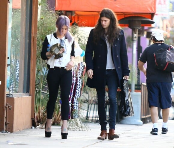 Toujours à la pointe de la mode, Kelly Osbourne et son petit ami Matthew Mosshart se promènent dans les rues de West Hollywood, le 16 novembre 2012.