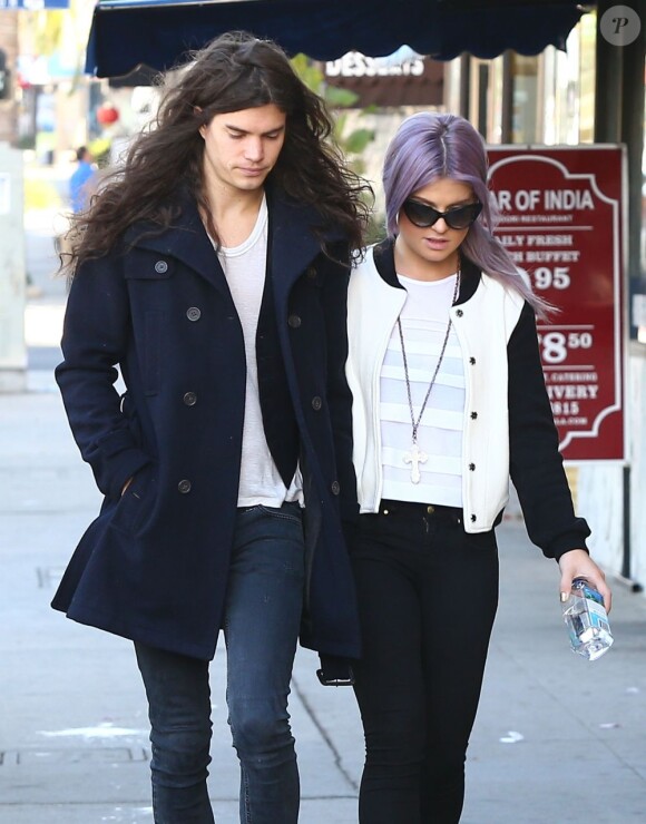 Kelly Osbourne et son petit ami Matthew Mosshart se promènent dans les rues de West Hollywood, le 16 novembre 2012.