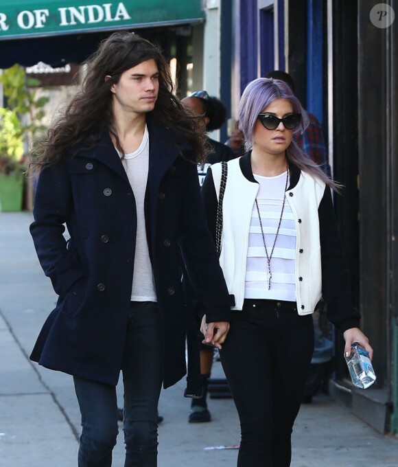 Kelly Osbourne et son petit ami Matthew Mosshart se promènent dans les rues de West Hollywood, le 16 novembre 2012.