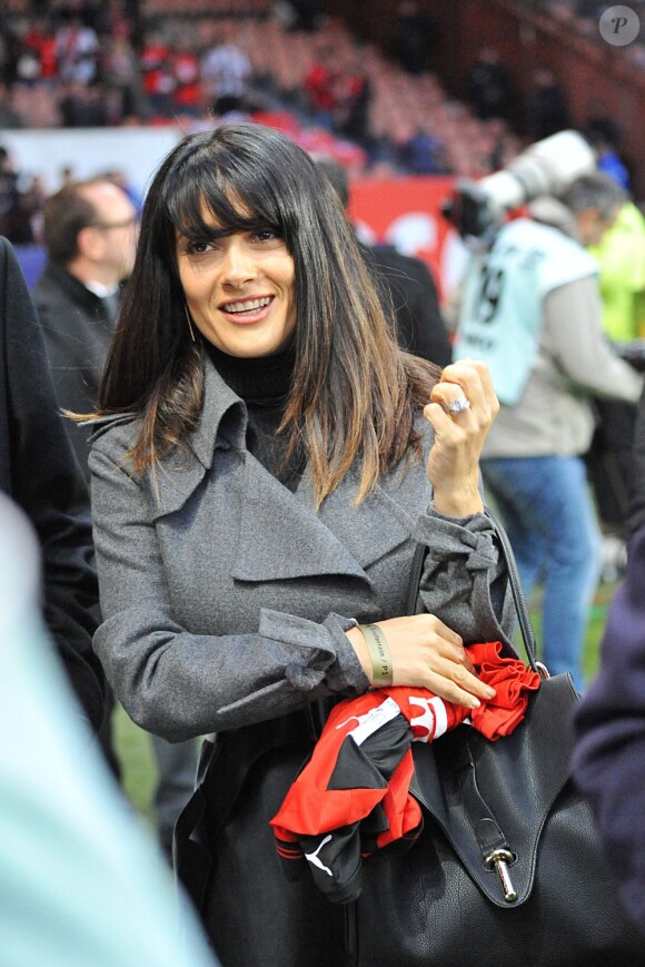 Salma Hayek lors du match Paris-St-Germain contre Rennes au Parc des Princes le 17 novembre 2012.