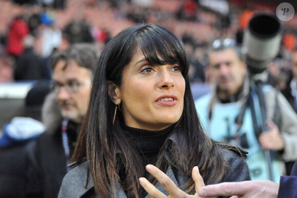 Salma Hayek lors du match Paris-St-Germain contre Rennes au Parc des Princes le 17 novembre 2012.