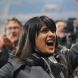 La comédienne Salma Hayek fête la victoire de Rennes contre le Paris-St-Germain au Parc des Princes le 17 novembre 2012.