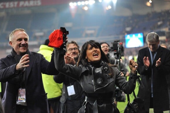 L'actrice Salma Hayek fête la victoire de Rennes contre le Paris-St-Germain au Parc des Princes le 17 novembre 2012.