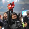 Salma Hayek fête la victoire de Rennes contre le Paris-St-Germain au Parc des Princes le 17 novembre 2012.