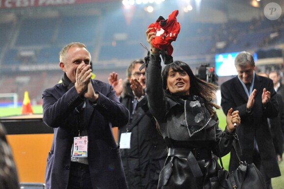 Salma Hayek fête la victoire de Rennes contre le Paris-St-Germain au Parc des Princes le 17 novembre 2012.