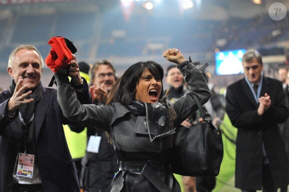Salma Hayek fête la victoire de Rennes contre le Paris-St-Germain au Parc des Princes le 17 novembre 2012.
