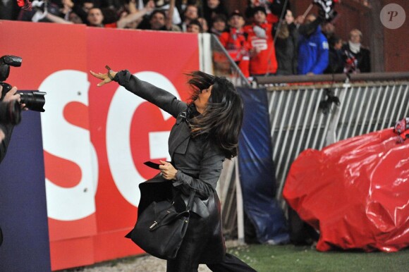 Salma Hayek fête la victoire de Rennes contre le Paris-St-Germain au Parc des Princes le 17 novembre 2012.