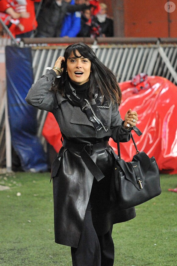 Salma Hayek lors du match Paris-St-Germain contre Rennes au Parc des Princes le 17 novembre 2012.