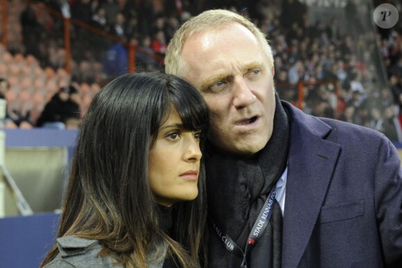 François-Henri Pinault et Salma Hayek lors du match Paris-St-Germain contre Rennes au Parc des Princes le 17 novembre 2012.