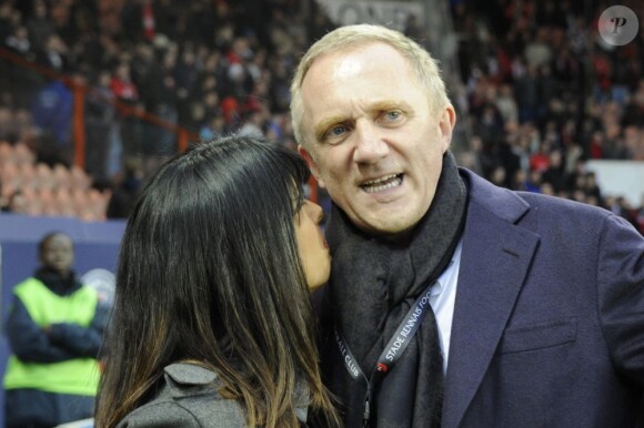 François-Henri Pinault et Salma Hayek lors du match Paris-St-Germain contre Rennes au Parc des Princes le 17 novembre 2012.