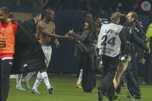 Salma Hayek félicité les joueurs de Rennes après leur victoire contre le Paris-St-Germain au Parc des Princes le 17 novembre 2012.