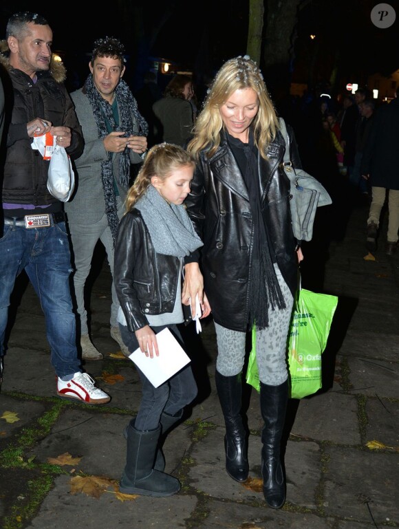 Kate Moss et son mari Jamie Hince ont emmené Lila Grace au marché de Noël de Highgate, le 17 novembre 2012.