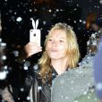 Kate Moss prend des photos avec son téléphone aux oreilles de lapin. Elle était avec son mari Jamie Hince et la petite Lila Grace au marché de Noël de Highgate, le 17 novembre 2012.