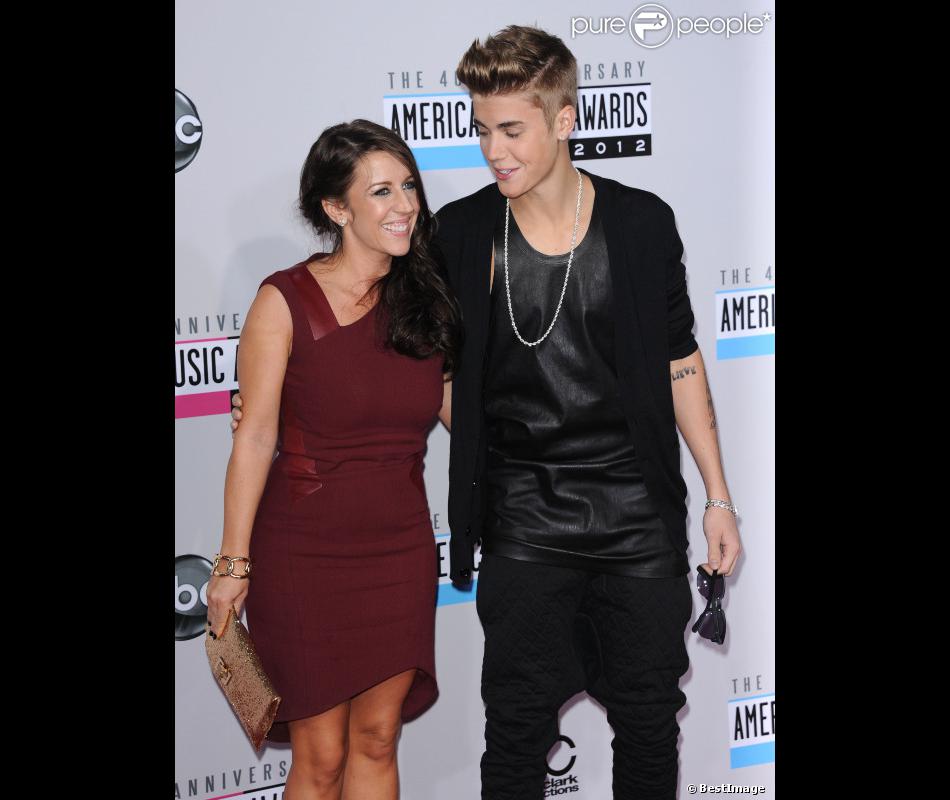 Justin Bieber et sa mère à la cérémonie des American Music Awards à Los Angeles le 18 novembre 2012.
