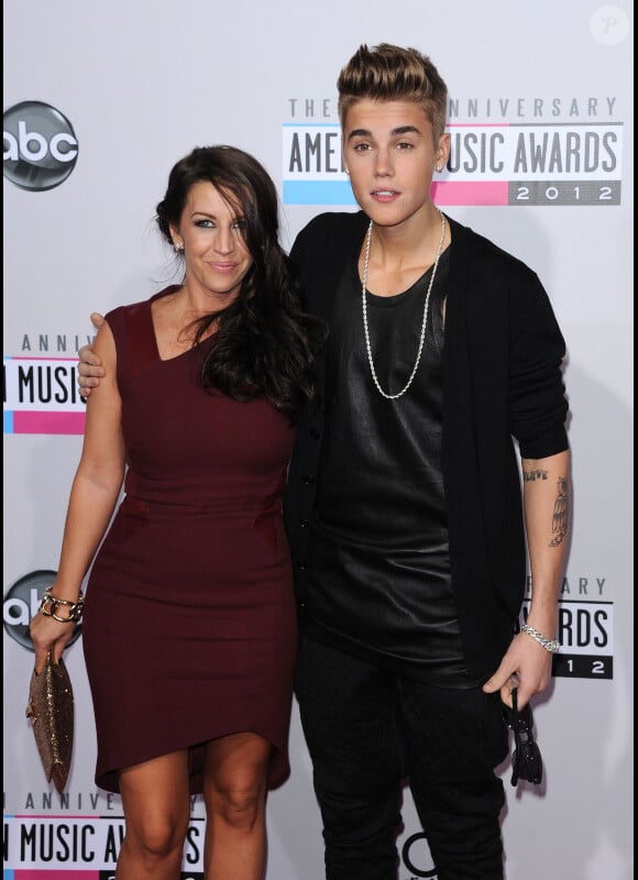 Justin Bieber sur le tapis rouge avec sa mère Pattie Mallette à la cérémonie des American Music Awards à Los Angeles le 18 novembre 2012.