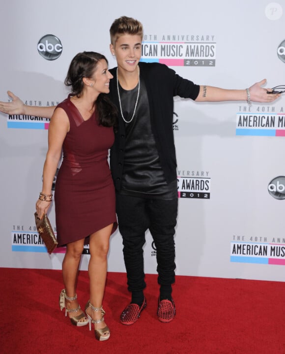 Justin Bieber en compagnie de sa mère à la cérémonie des American Music Awards à Los Angeles le 18 novembre 2012.