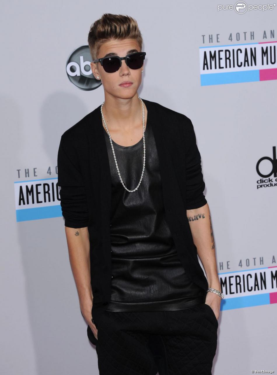 Justin Bieber sur le tapis rouge à la cérémonie des American Music Awards à Los Angeles le 18 novembre 2012.