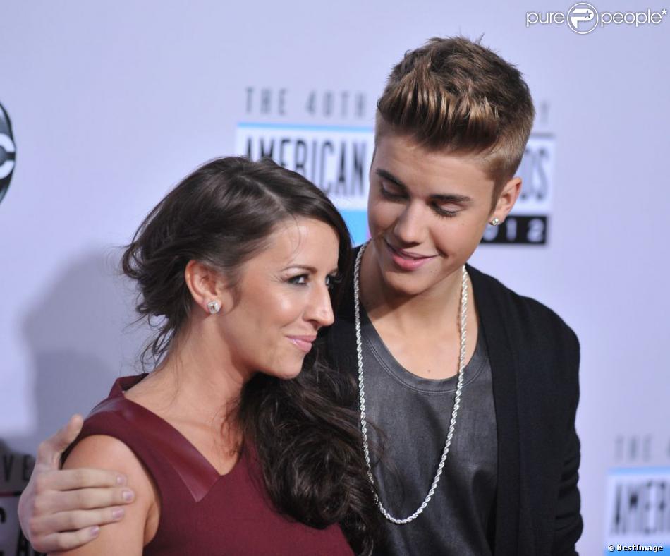 Justin Bieber sur le tapis rouge avec sa mère à la cérémonie des American Music Awards à Los Angeles le 18 novembre 2012.