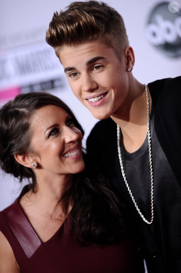 Justin Bieber avec sa mère Pattie Mallette à la cérémonie des American Music Awards à Los Angeles le 18 novembre 2012.