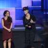 Justin Bieber reçoit le prix d'Artiste de l'année avec sa mère Pattie Mallette à la cérémonie des American Music Awards à Los Angeles le 18 novembre 2012.