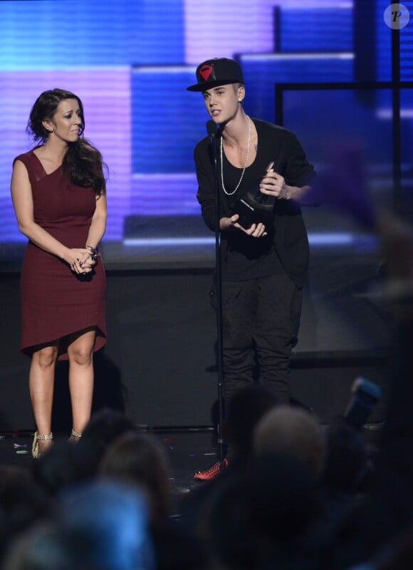 Justin Bieber reçoit le prix d'Artiste de l'année avec sa mère Pattie Mallette à la cérémonie des American Music Awards à Los Angeles le 18 novembre 2012.