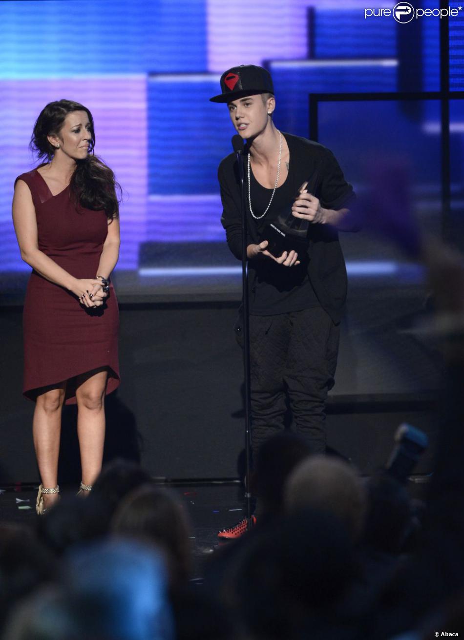 Justin Bieber reçoit le prix d&#039;Artiste de l&#039;année avec sa mère Pattie Mallette à la cérémonie des American Music Awards à Los Angeles le 18 novembre 2012.