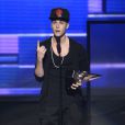 Justin Bieber reçoit le prix d'Artiste de l'année à la cérémonie des American Music Awards à Los Angeles le 18 novembre 2012.