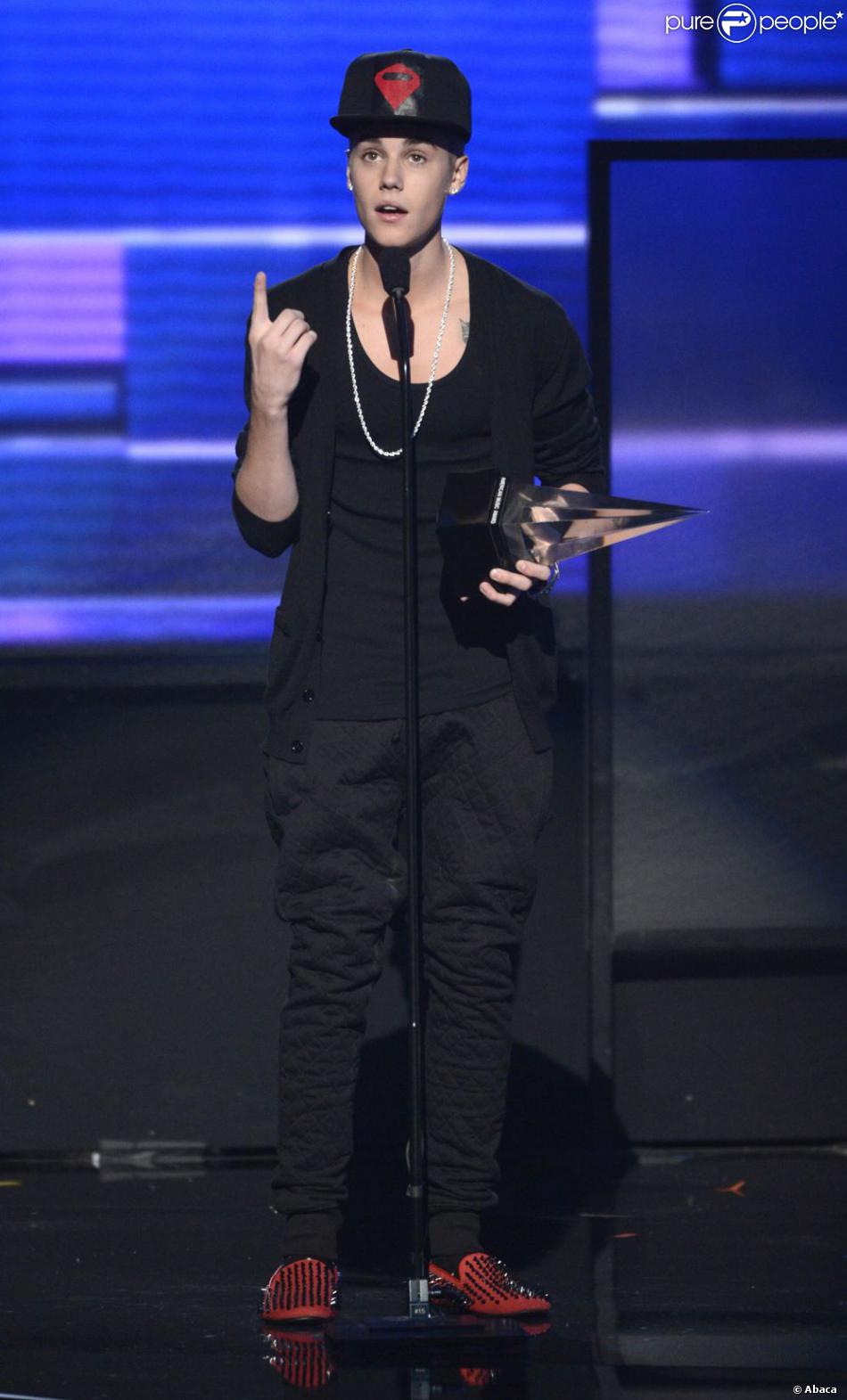 Justin Bieber reçoit le prix d&#039;Artiste de l&#039;année à la cérémonie des American Music Awards à Los Angeles le 18 novembre 2012.