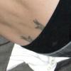 Les deux petits oiseaux de Kate Moss tatoués au creux des reins par le peintre Lucian Freud. Londres, mars 2007.