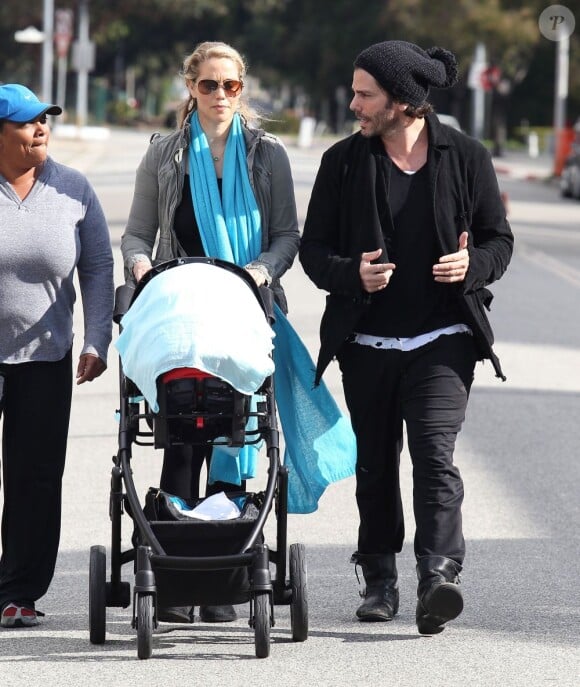 Elizabeth Berkley, son mari Greg Lauren et Sky se promènent à Beverly Hills, le 18 novembre 2012. 