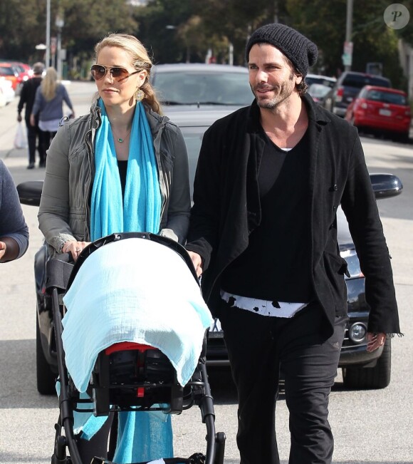 Elizabeth Berkley, son mari Greg Lauren et leur fils Sky dans les rues de Beverly Hills, le 18 novembre 2012. 