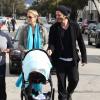 Elizabeth Berkley, son mari Greg Lauren et leur fils Sky se promènent à Beverly Hills, le 18 novembre 2012. 