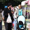 Elizabeth Berkley et son mari designer Greg Lauren et leur fils Sky se promènent à Beverly Hills, le 18 novembre 2012. 