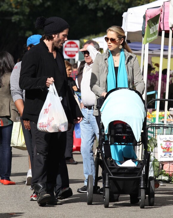 Elizabeth Berkley et son mari designer Greg Lauren et leur fils Sky se promènent à Beverly Hills, le 18 novembre 2012. 