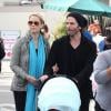Elizabeth Berkley, son mari Greg Lauren et leur fils Sky se promènent à Beverly Hills, le 18 novembre 2012. 
