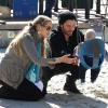 Elizabeth Berkley, son mari Greg Lauren et leur fils Sky dans un parc à Beverly Hills, le 18 novembre 2012.
