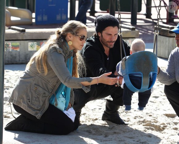 Elizabeth Berkley, son mari Greg Lauren et leur fils Sky dans un parc à Beverly Hills, le 18 novembre 2012. 