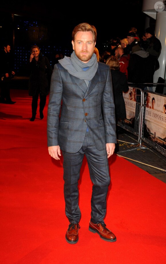 Ewan McGregor arrive sur le tapis rouge lors de l'avant-première britannique de The Impossible au BFI Imax de Londres, le 19 novembre 2012.