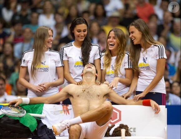 Novak Djokovic entouré de ses masseuses à Rio de Janeiro, le 17 novembre 2012