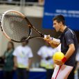 Novak Djokovic a séduit la foule avec son humour lors d'un match exhibition à Rio de Janeiro en compagnie de Gustavo Kuerten, le 17 novembre 2012